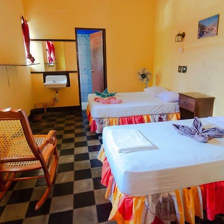 Hostal Lazybones Леон Экстерьер фото